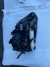 Laden Sie das Bild in den Galerie-Viewer, Frontscheinwerfer VW Amarok 2H3941032 Xenon Ein Stück (Rechts oder Links) SCH5180652000in