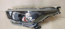 Laden Sie das Bild in den Galerie-Viewer, Frontscheinwerfer Toyota 4 Yaris 99226-81017 Links Scheinwerfer Headlight