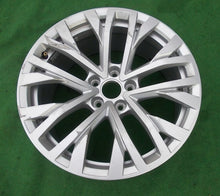 Load image into Gallery viewer, 1x Alufelge 18 Zoll 8.0&quot; 5x112 25ET Glanz Silber 760601025H VW Touareg Rim Wheel