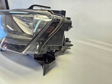 Laden Sie das Bild in den Galerie-Viewer, Frontscheinwerfer Audi Q3 8U0941003M Links Scheinwerfer Headlight