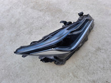 Laden Sie das Bild in den Galerie-Viewer, Frontscheinwerfer Toyota Corolla 81110-02T51-00 Rechts Scheinwerfer Headlight SCH1717537790ia