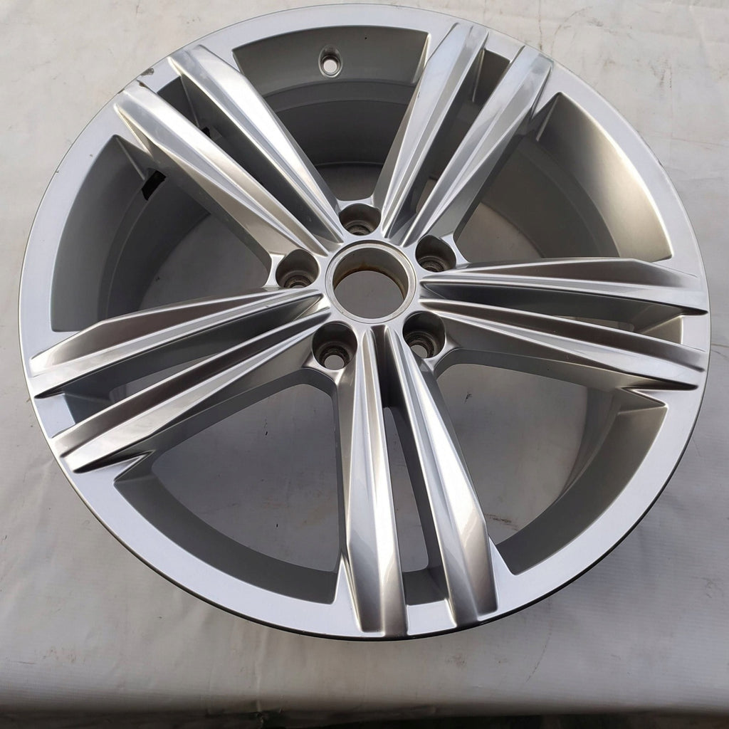1x Alufelge 18 Zoll 7.0" 5x112 43ET Glanz Silber 5NA601025M VW Tiguan Touran FEL9885037391fu