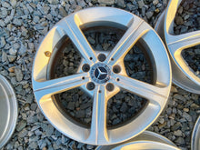 Laden Sie das Bild in den Galerie-Viewer, 4x Alufelge 17 Zoll 6.5" 5x112 44ET Glanz Silber A1774011200 Mercedes-Benz Cla FEL9499772097yw
