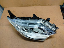 Laden Sie das Bild in den Galerie-Viewer, Frontscheinwerfer Mitsubishi L200 8301C742 Xenon Rechts Scheinwerfer Headlight
