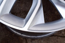 Laden Sie das Bild in den Galerie-Viewer, 1x Alufelge 19 Zoll 8.0&quot; 5x112 45ET Glanz Silber 57A601025G Skoda Karoq