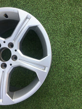 Laden Sie das Bild in den Galerie-Viewer, 1x Alufelge 17 Zoll 8.0" 5x112 57ET Glanz Silber A2044010104 Mercedes-Benz W204 FEL6334726075ic