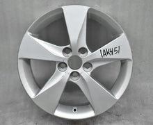 Laden Sie das Bild in den Galerie-Viewer, 1x Alufelge 16 Zoll 6.0&quot; 5x100 45ET Glanz Silber PW457-4700 Toyota Corolla