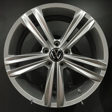 Laden Sie das Bild in den Galerie-Viewer, 1x Alufelge 18 Zoll 7.0" 5x112 43ET Glanz Silber 5NA601025N VW Rim Wheel FEL1803612852xu