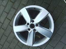 Load image into Gallery viewer, 1x Alufelge 17 Zoll 7.0" 5x112 54ET Silber 5K0601025AA VW Golf VI I Rim Wheel FEL5088157211mr