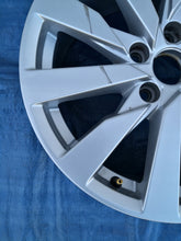 Laden Sie das Bild in den Galerie-Viewer, 1x Alufelge 17 Zoll 7.5" 5x112 43ET Glanz Silber 8V0601025 Audi A3 Rim Wheel FEL9492646136gl