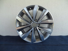 Laden Sie das Bild in den Galerie-Viewer, 1x Alufelge 17 Zoll 5x112 2GA601025P VW T-Roc I Rim Wheel FEL3103336785gr