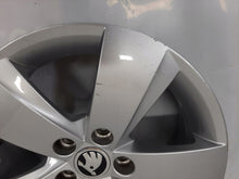 Laden Sie das Bild in den Galerie-Viewer, 1x Alufelge 15 Zoll 6.0&quot; 5x100 38ET Glanz Silber 6V0601025 Skoda Fabia Iii