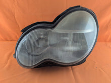Laden Sie das Bild in den Galerie-Viewer, Frontscheinwerfer Mercedes-Benz W203 A2038201161 0301166271 Ein Satz Headlight SCH7581916459qh