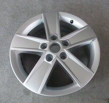 Laden Sie das Bild in den Galerie-Viewer, 1x Alufelge 16 Zoll 6.0&quot; 5x112 48ET Glanz Silber 5E0601025M Skoda Octavia Iii