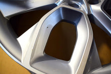 Laden Sie das Bild in den Galerie-Viewer, 1x Alufelge 19 Zoll 8.0&quot; 5x112 45ET Glanz Silber 57A601025G Skoda Karoq