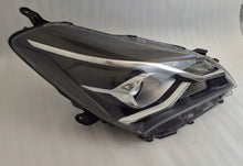 Laden Sie das Bild in den Galerie-Viewer, Frontscheinwerfer Toyota Yaris Rechts Scheinwerfer Headlight SCH3547868010cr