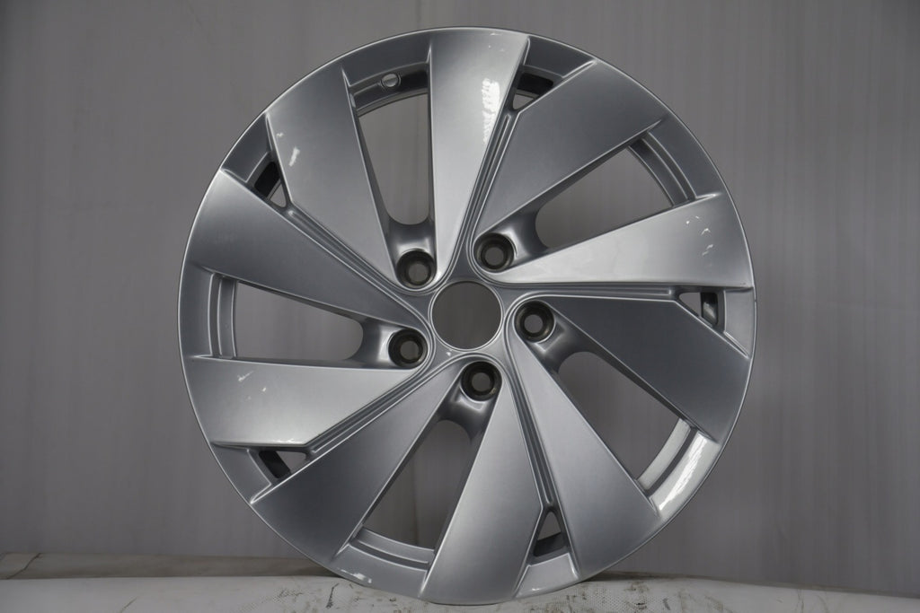 1x Alufelge 17 Zoll 7.0" 5x112 40ET Glanz Silber VW Rim Wheel FEL5521989960bz