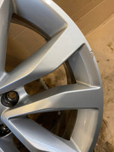 Load image into Gallery viewer, 1x Alufelge 17 Zoll 6.5&quot; 5x112 5C0601025F VW Beetle Rim Wheel