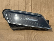 Laden Sie das Bild in den Galerie-Viewer, Frontscheinwerfer Skoda Superb III 3V1941016B Rechts Scheinwerfer Headlight