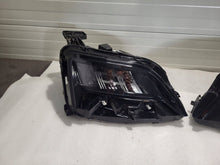 Laden Sie das Bild in den Galerie-Viewer, Frontscheinwerfer Renault 5 260105980R Ein Satz Scheinwerfer Headlight SCH6117608696fv