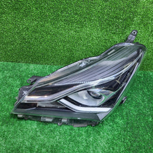 Laden Sie das Bild in den Galerie-Viewer, Frontscheinwerfer Toyota Yaris 81170-0DK10 Links Scheinwerfer Headlight SCH8631880124mk