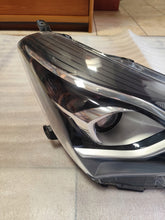 Laden Sie das Bild in den Galerie-Viewer, Frontscheinwerfer Toyota Yaris Rechts Scheinwerfer Headlight SCH2264002061tw