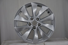 Load image into Gallery viewer, 1x Alufelge 17 Zoll 7.5" 5x112 41ET Glanz Silber 3P0601025B Skoda Rim Wheel FEL1587058392nz
