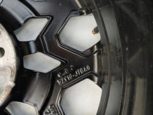 Load image into Gallery viewer, 1x Alufelge 17 Zoll 7.0&quot; 5x114.3 53ET Glanz Schwarz 52910-J7BA0 Kia Proceed