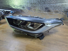 Laden Sie das Bild in den Galerie-Viewer, Frontscheinwerfer Toyota IV Yaris Links Scheinwerfer Headlight SCH2964032926mn