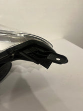 Laden Sie das Bild in den Galerie-Viewer, Frontscheinwerfer Toyota Yaris Rechts Scheinwerfer Headlight