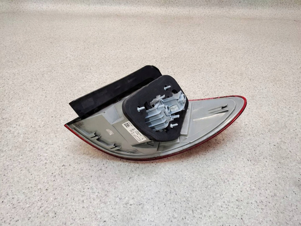 Rückleuchte Mercedes-Benz W246 A2468200564 Links Rearlight