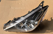 Laden Sie das Bild in den Galerie-Viewer, Frontscheinwerfer Toyota Prius Plus Xenon Links Scheinwerfer Headlight SCH8888735163va