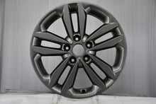 Load image into Gallery viewer, 1x Alufelge 17 Zoll 7.0" 5x114.3 53ET Glanz Silber 52910A5800 Hyundai I FEL5966692751cs
