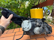 Laden Sie das Bild in den Galerie-Viewer, Frontscheinwerfer Toyota Avensis 8956329 Links Scheinwerfer Headlight SCH5328787333ud