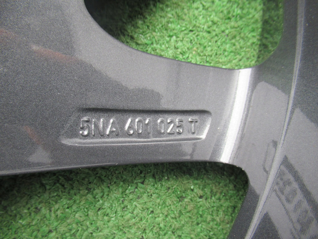 1x Alufelge 17 Zoll 7.0" 5x112 40ET Glanz Grau 5NA601025P Mg Tiguan Rim Wheel