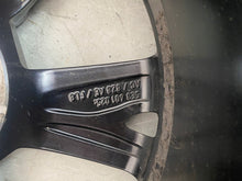 Laden Sie das Bild in den Galerie-Viewer, 1x Alufelge 17 Zoll 6.5&quot; 5x112 46ET Glanz Silber 5E3601025AC Skoda Octavia Iv