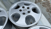 Laden Sie das Bild in den Galerie-Viewer, 4x Alufelge 15 Zoll 6.0&quot; 5x110 49ET Glanz Silber Opel Rim Wheel