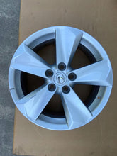 Load image into Gallery viewer, 1x Alufelge 17 Zoll 7.0" 5x114.3 35ET Glanz Silber PZ406X3671ZC Lexus Rim Wheel FEL6530087976rb