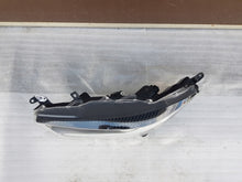 Laden Sie das Bild in den Galerie-Viewer, Frontscheinwerfer Toyota Yaris EUK0-8 LED Links Scheinwerfer Headlight SCH9056967785ze