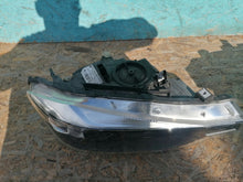 Laden Sie das Bild in den Galerie-Viewer, Frontscheinwerfer BMW F30 7365596 7365595 Ein Stück (Rechts oder Links)