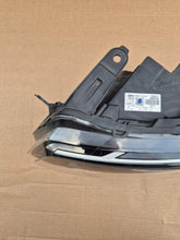 Laden Sie das Bild in den Galerie-Viewer, Frontscheinwerfer Dacia Duster 260602465R LED Links Scheinwerfer Headlight