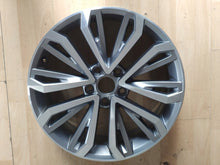 Laden Sie das Bild in den Galerie-Viewer, 1x Alufelge 18 Zoll 7.0&quot; 5x112 45ET Glanz Grau 2GA601025 Mg T-Roc Rim Wheel