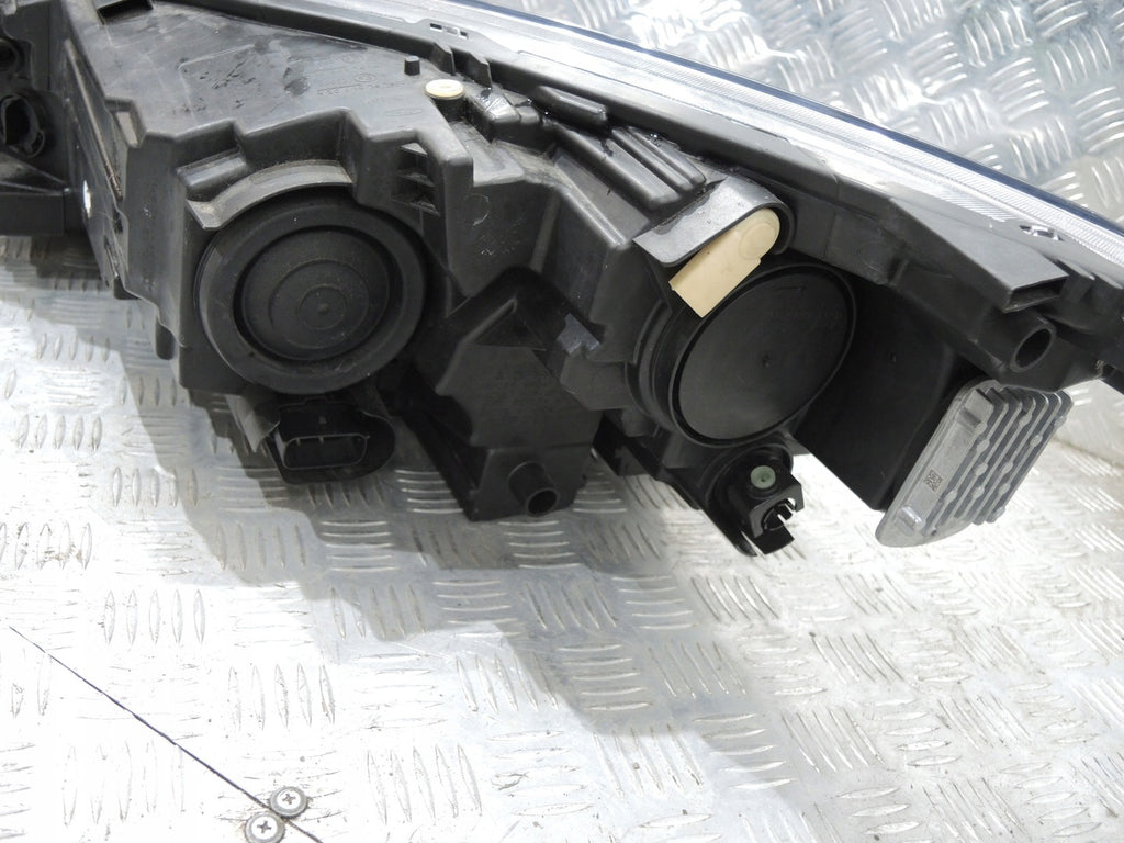 Frontscheinwerfer Ford Kuga LV4B-13W029-AK LV4B-13W030-AK LED Rechts oder Links SCH7825359804yr