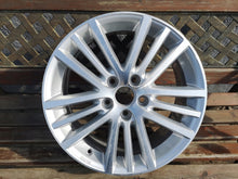 Laden Sie das Bild in den Galerie-Viewer, 1x Alufelge 17 Zoll 7.0" 5x112 54ET Silber 5K0071497 VW Golf Rim Wheel FEL8348259009zi