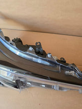 Laden Sie das Bild in den Galerie-Viewer, Frontscheinwerfer Toyota Corolla 81110-82S60 Full LED Rechts Headlight