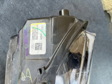 Laden Sie das Bild in den Galerie-Viewer, Frontscheinwerfer Ford Fiesta 32657867 Links Scheinwerfer Headlight SCH8333322499ra
