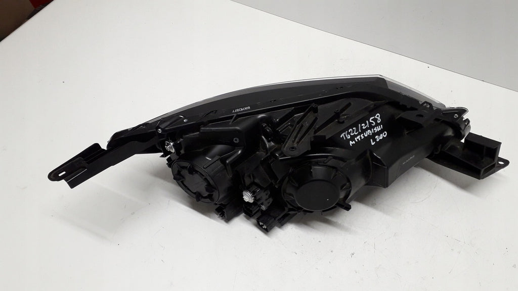 Frontscheinwerfer Mitsubishi L200 Triton 8301D378 Ein Stück (Rechts oder Links)
