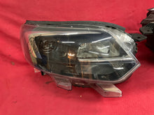 Laden Sie das Bild in den Galerie-Viewer, Frontscheinwerfer Opel Zafira Vivaro 9832836480 9832837680 Xenon Ein Satz