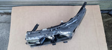 Load image into Gallery viewer, Frontscheinwerfer Toyota Corolla 81150-02E71 Links Scheinwerfer Headlight SCH4425591629dv