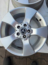 Laden Sie das Bild in den Galerie-Viewer, 4x Alufelge 17 Zoll 7.5" 5x112 47 5ET Glanz Silber A2044013602 Mercedes-Benz FEL7181462946tk